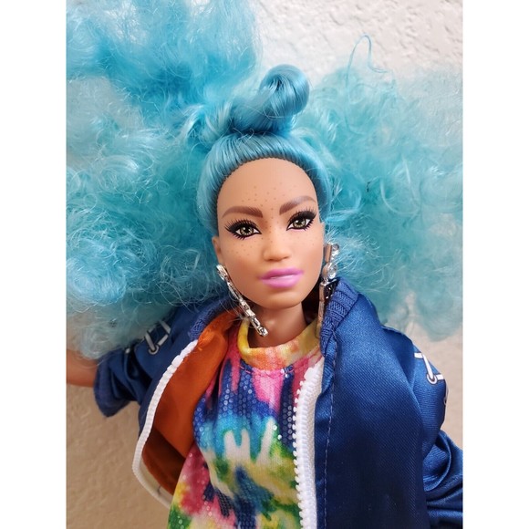 Barbie Extra Doll #4 Curvy Curly Blue Hair Girl Power Earrings Fanny Pack Jacket - Picture 2 of 15